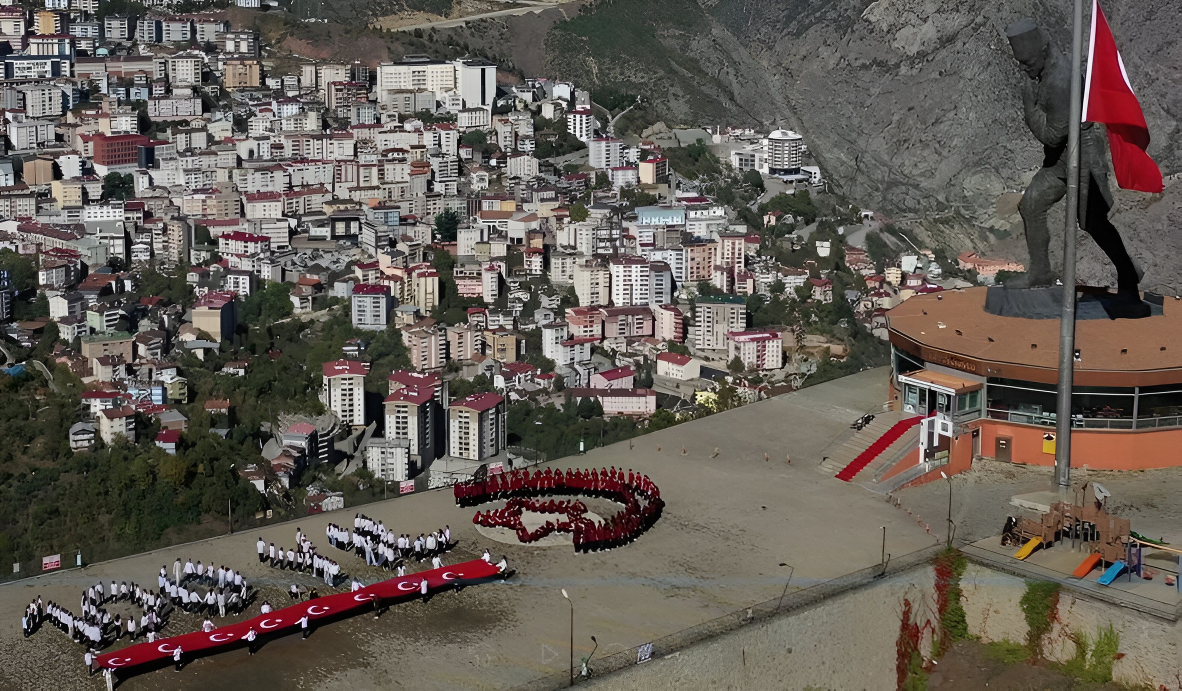 Drone ile görüntülenen koreografinin ardından öğrenciler İstiklal Marşı'nı okudu.