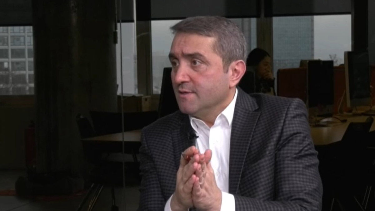 Selim Temurci kimdir?

Rize - Çayeli’nde doğan Selim Temurci, İmam Hatip Lisesi’nden sonra Boğaziçi Üniversitesi Siyaset Bilimi ve Uluslararası İlişkiler Bölümü’nden mezun oldu.

Yüksek Lisansını ve Doktorasını Marmara Üniversitesi’nde ekonomi üzerine tamamlayan TEMURCİ, özel sektörde üst düzey yöneticilik görevlerini yerine getirdi.

Köprü Gurubu Derneği Başkanlığının yanısıra bir çok sivil toplum kuruluşlarında kurucu ve yönetici olarak görev alan TEMURCİ’nin ekonomi ve siyaset alanlarında çok sayıda makalesi yayımlandı.

Siyasi çalışmalarına Gençlik Kollarında başlayan TEMURCİ; İl Başkanlığı görevi de dahil olmak üzere farklı çalışmalarda bulundu.

2006 – 2009 yıllarında AK Parti Kağıthane İlçe Yönetim Kurulu Üyeliği, 2009 – 2012 yıllarında ise İl Yönetim Kurulu Üyeliği yapan TEMURCİ, 2012 – 2015 yıllarında Yerel Yönetimlerden Sorumlu İl Başkan Yardımcısı ve 2015 – 2018 yıllarında İstanbul İl Başkanı olarak görev yapmıştır.

Gelecek Partisi Kurucular Kurulu Üyesi olan Temurci, Genel Merkez Yönetim Kurulu Üyesi ve Genel Başkan Yardımcısı & Teşkilat Başkanı olarak görev yürütmektedir.

İyi derecede İngilizce bilen TEMURCİ, evli ve 3 çocuk babasıdır.