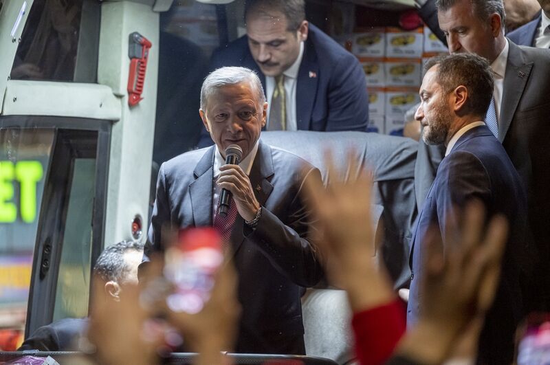 “Yapacağımız çok işler var. Hep beraber el ele vereceğiz ve Türkiye’yi çok daha farklı bir yere taşıyacağız. 5-6 ay sonra yerel seçimler var, belediye seçimleri var. Bu seçimlerde de inşallah başta Rize merkez olmak üzere ev ev dolaşarak, ilçelerimizi de inşallah partimize kazandırmanızı istiyorum...