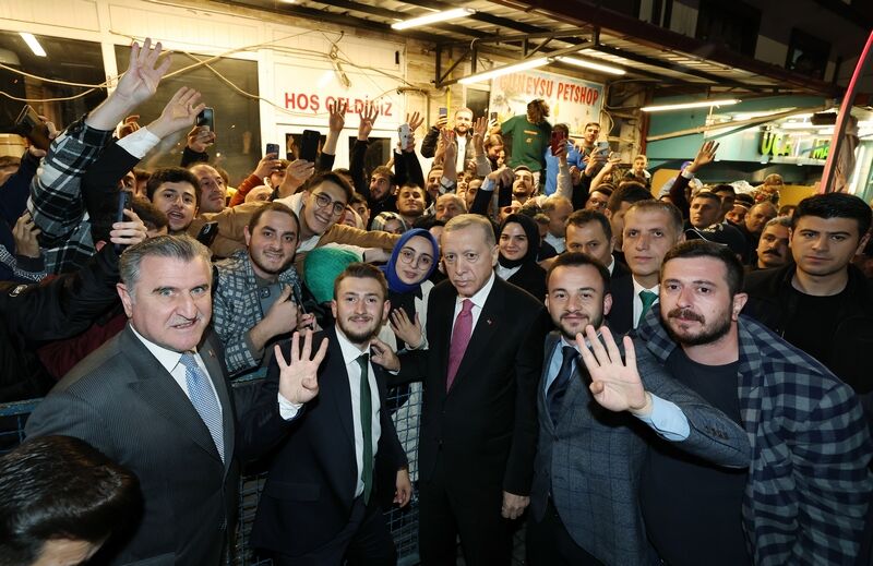 Güneysu’da kendisini bekleyen kalabalığı gören Erdoğan, buradaki vatandaşlara hitap etti.