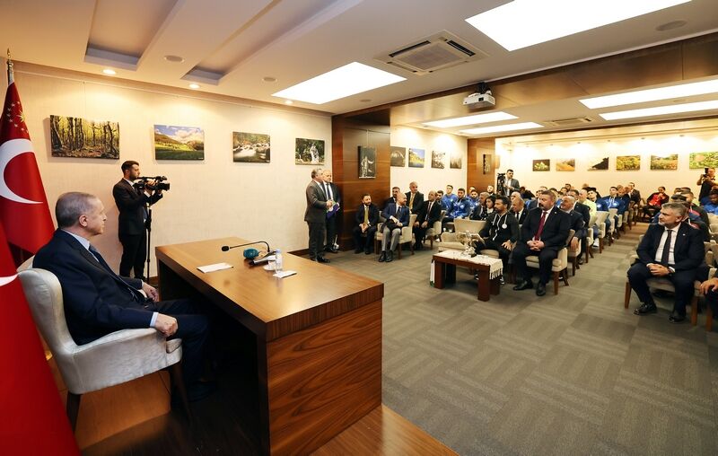 Bir dizi programlar için Rize’ye gelen Cumhurbaşkanı Erdoğan, Rize Valiliği Ayder toplantı salonunda Süper Lig ekiplerinden Çaykur Rizespor’u kabul etti.