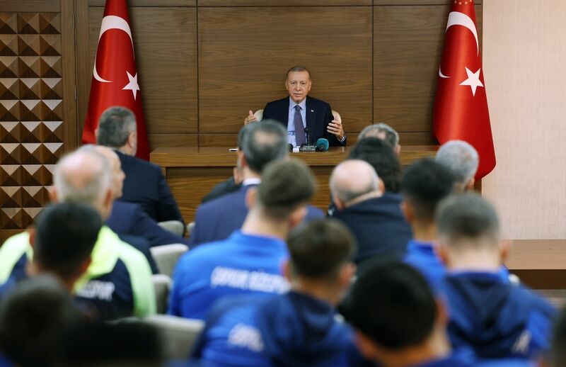Cumhurbaşkanı Erdoğan, Çaykur Rizespor yönetimi, teknik heyeti ve futbolcularını kabul etti.