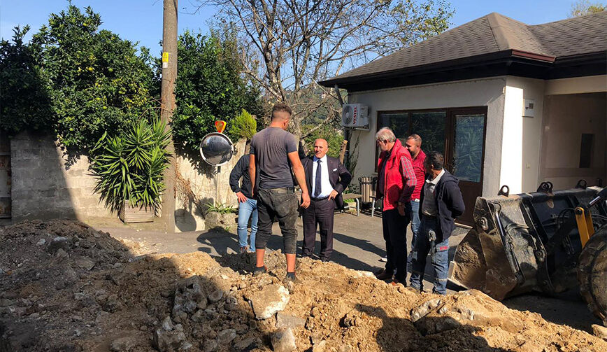 - Çayeli Belediyesi'nden 'bizim girişimlerimiz ile oldu' mesajı

İlçede duran doğalgaz çalışmaları, kış aylarının da yaklaşmasıyla insanlar tarafından tepkilere neden oldu.

Çayeli Belediye Başkanı İsmail Hakkı Çiftçi, kendisinin yetkililere baskısı sonrası çalışmaların 3 ayrı ekip ile yeniden başladığını ifade etti.

Başkan Çiftçi ayrıca kentteki çalışmaları yerinde inceleyerek yakından takip etti.