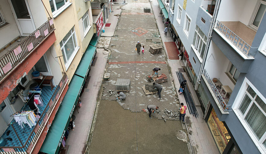 Söz konusu çalışmaları yapan firma, Ekim ayının ilk günlerinde ilçenin en işlek iki caddesi olan Süleyman Sabit İshakoğlu caddesi ve Sinan Kutlu Bulvarı'nda aynı anda alışma yapmak istemiş, Çayeli Belediye Başkanı İsmail Hakkı Çiftçi'de vatandaşların mağdur olabileceği düşüncesiyle bu karara karşı çıkmıştı.

Her iki caddede aynı anda çalışılmaması gerektiğini ifade eden Çiftçi'nin kararı, söz konusu firma tarafından hiçe sayıldı.

Aynı anda iki caddede kazı çalışması yapan firma, Belediye Başaknı İsmail Hakkı Çiftçi tarafından ilçeden kovulduğu iddia edildi.