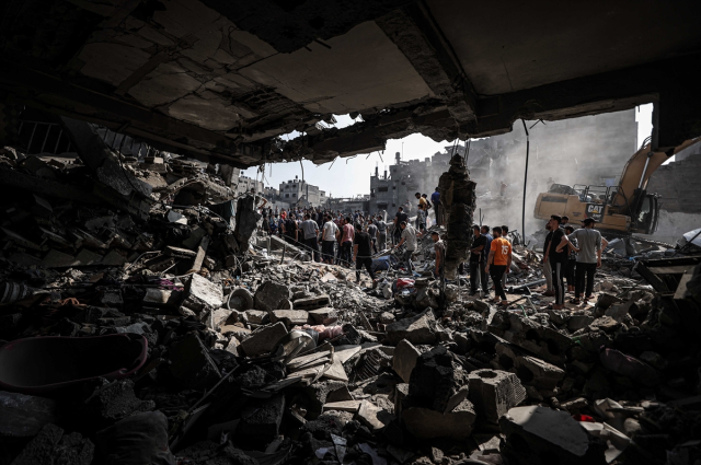 İKİNCİ BOMBARDIMANDA DA ONLARCA KİŞİ ÖLDÜ
İsrail ordusunun abluka altındaki Gazze Şeridi'nin kuzeyindeki Cibaliye Mülteci Kampı'na düzenlediği ikinci bombardımanda onlarca kişinin öldüğü ve yaralandığı bildirilmişti. Sivil savunma ekipleri ve bölge sakinleri, arama kurtarma çalışması başlatmıştı.