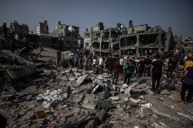 "HAMAS KOMUTANINI ÖLDÜRMEK İÇİN VURDUK"
İsrail'in 2 gün art arda saldırılar düzenlediği Cibaliye Mülteci Kampı'nda onlarca Filistinli hayatını kaybederken, saldırıyla ilgili olarak ordudan yapılan açıklama büyük tepki çekmişti. İsrail Ordu Sözcüsü katıldığı yayında, mülteci kampını içerde bulunan Hamas komutanını öldürmek için vurduklarını ifade etmişti.