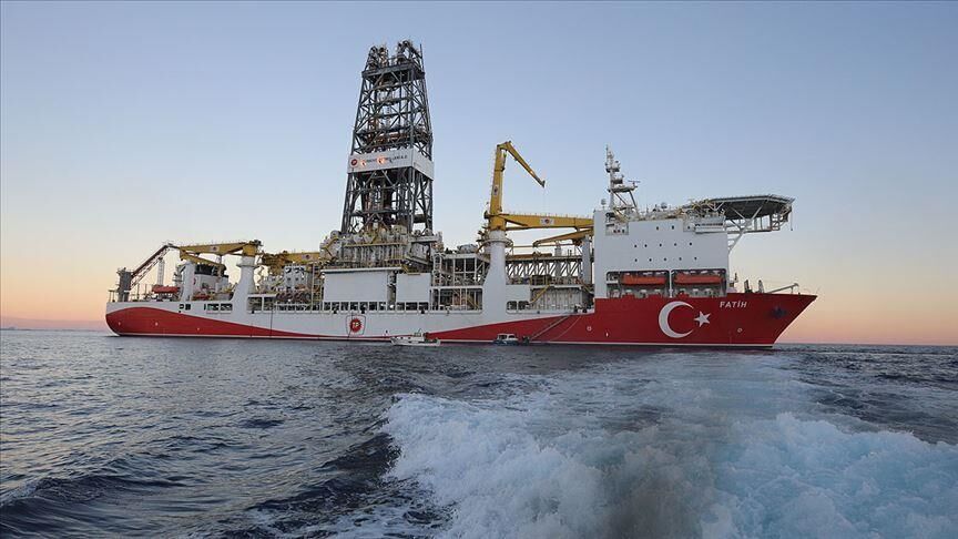 Fatih, Zonguldak açıklarındaki Sakarya Gaz Sahası'nda hem gaz tespit edilen kuyularda sondaj yapıyor hem de gaz potansiyeli bulunan lokasyonlarda arama faaliyeti gerçekleştiriyor. 29 Eylül'de Filyos-1 kuyusunda başlattığı çalışmaya bakım arası veren Fatih, geçen hafta Filyos Limanı'na demir attı. 3 lojistik gemisinin eşlik ettiği Fatih, buradaki bakım çalışmalarını tamamlayarak yeni sondajlar için denize açılacak.