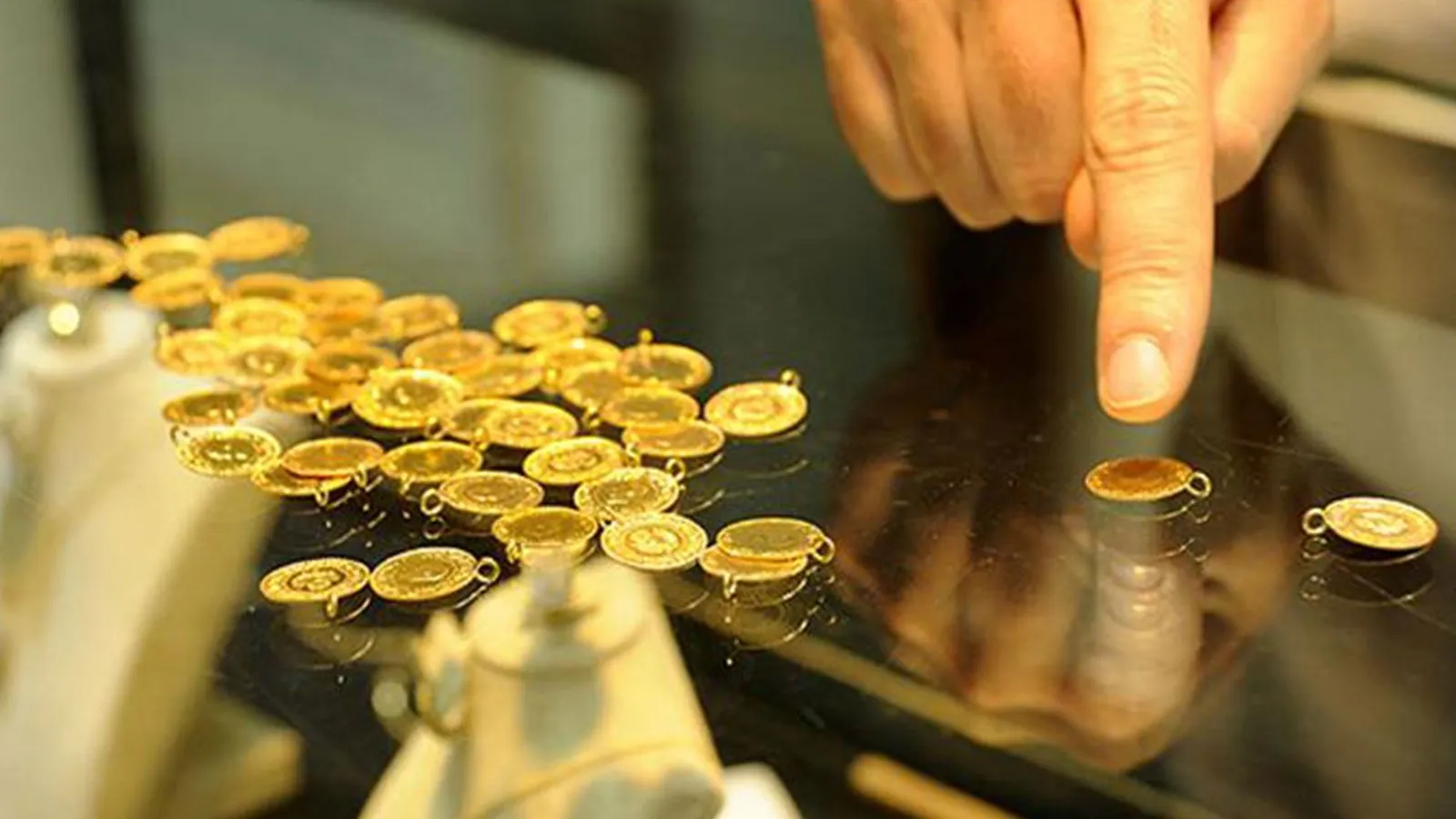 Gram altının 2.447 TL seviyesindeki düşüşü sürüyor. Altın yatırımcıları yarın açıklanacak ABD kişisel tüketim harcamaları verisini bekliyor.

Yarın açıklanacak bu veri Fed'in enflasyonun yüzde 2'lik enflasyon hedefine doğru gidip gitmeyeceğini gösterecek. Beklentilerin çok üstünde gelebilecek bir rakam Fed'in faizleri bir süre daha yüksek seviyede tutacağı anlamına geliyor. Bu da doları güçlendirirken, altın fiyatlarında satışlara neden olabilir.