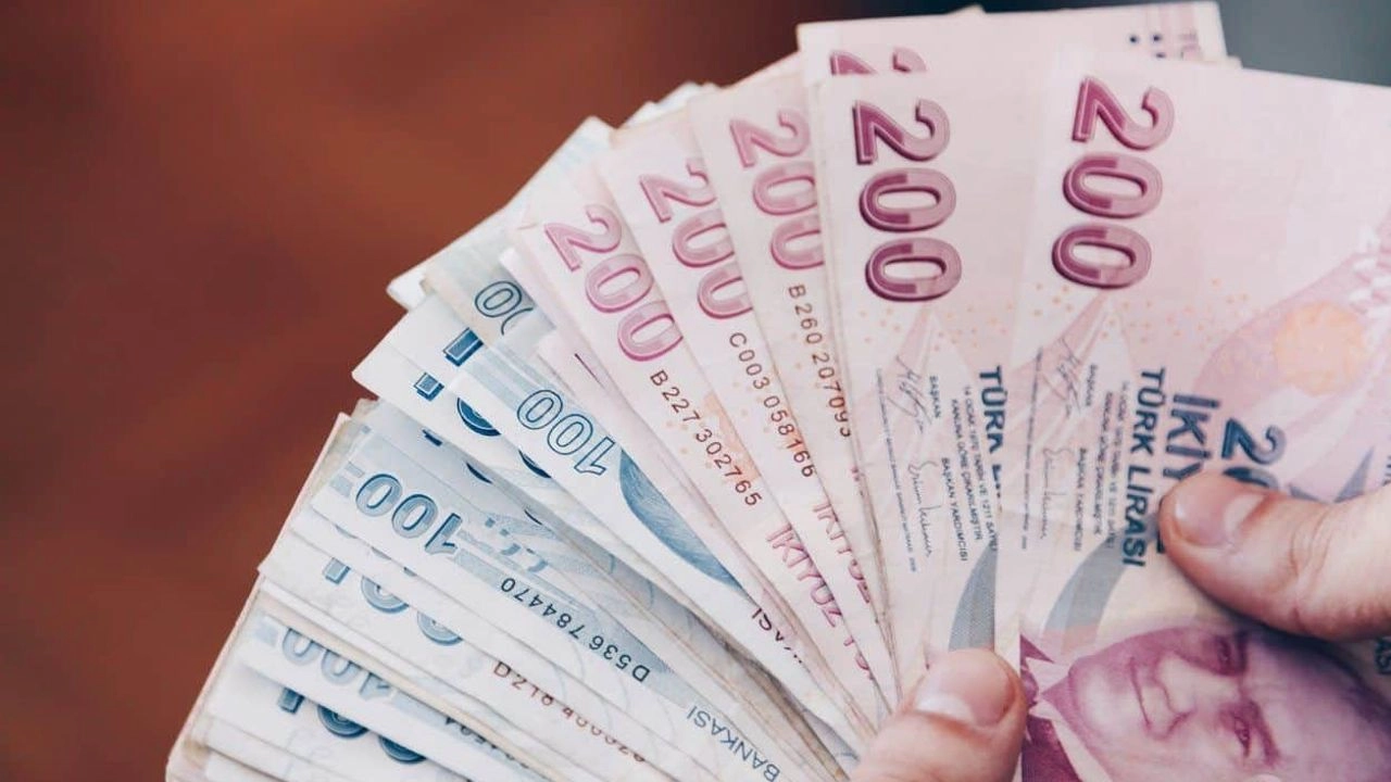 EMEKLİLERE EK ÖDEMEDEN KİMLER YARARLANABİLİR?

Emeklilere Ek Ödeme Geldi haberiyle emekli vatandaşlarımızın yüzü güldü.