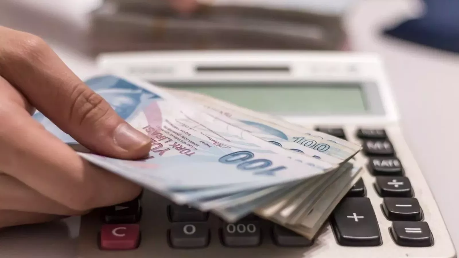 Maaş Artışı Hesaplamaları
Emekli maaşı 10.000 TL olanlar: Yüzde 26 zam ile maaşları 12.600 TL’ye çıkacak.
Emekli maaşı 12.000 TL olanlar: Yüzde 26 zam ile maaşları 15.120 TL’ye çıkacak.
Emekli maaşı 15.000 TL olanlar: Yüzde 26 zam ile maaşları 18.900 TL’ye çıkacak.