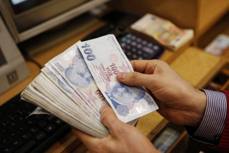 Banka müşterileri, 77.000 TL'ye kadar olan bu kredi fırsatından yararlanabilir, böylece nakit ihtiyaçlarını hızlı bir şekilde karşılayabilirler.