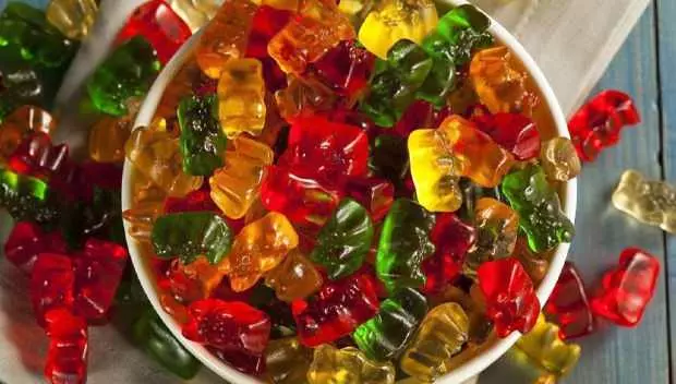 Türkiye'de de satışı bulunan dünyaca ünlü jelibon markası Jelly Straws jöle çubukları, Almanya'da alınan karar ile hızlı bir şekilde market raflarından teker teker toplatılıyor.