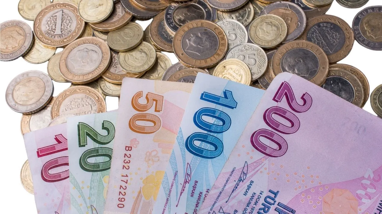 Meclis Süreci ve Yeni Düzenleme

En düşük maaş düzenlemesi, Plan ve Bütçe Komisyonu’ndan geçti. Genel Kurul’da onaylanıp yasalaşması ve Cumhurbaşkanı Erdoğan’ın imzasıyla Resmi Gazete’de yayımlanmasının ardından yürülüğe girecek.