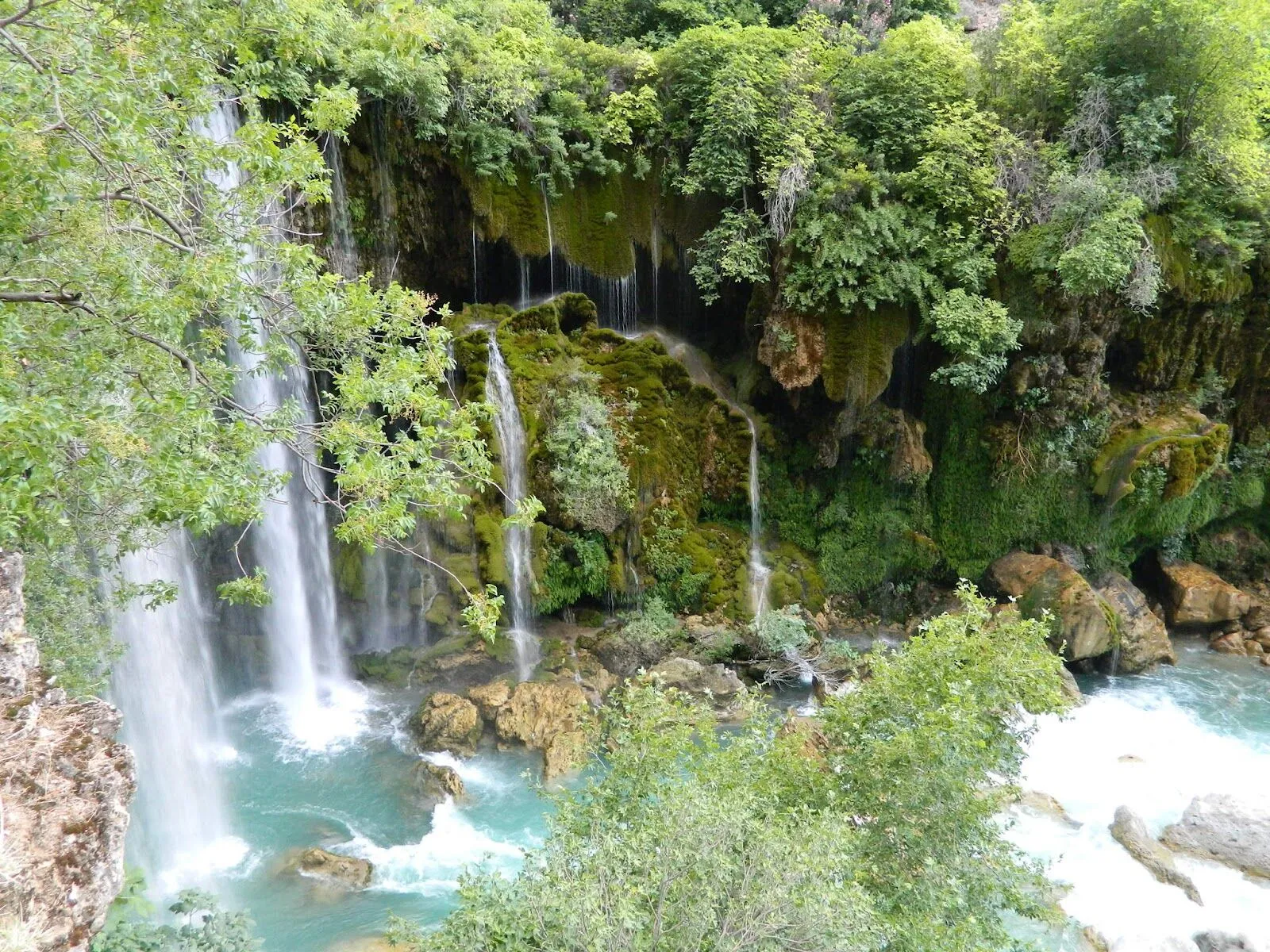 Erköprü Şelalesi Doğa Yürüyüşü Severler için İdeal
Şelaleye ulaşmak için arabayı park ettikten sonra 30-40 dakikalık bir doğa yürüyüşü yapmanız gerekiyor. Yürüyüş parkuru oldukça kolay ve özel bir ayakkabıya ihtiyaç duyulmuyor.
