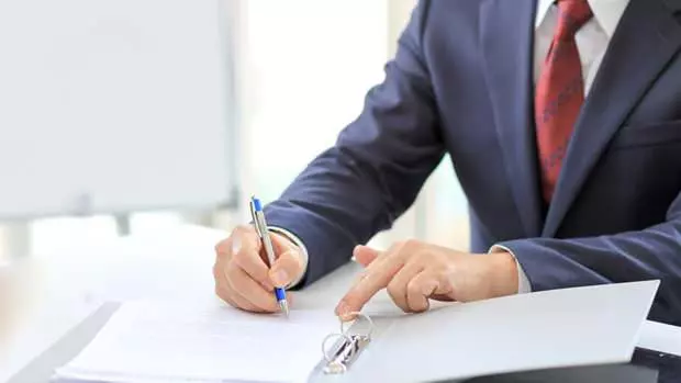 <p><strong>TİCARET BAKANLIĞI 988 MEMUR ALIMI YAPACAK</strong></p>

<p> </p>

<p>Ticaret Bakanlığı bünyesinde istihdam edilmek üzere 988 memur alımı yapacak.</p>

<p> </p>

<p>Alımlar; muayene memuru, gümrük muhafaza memuru, ziraat mühendisi, makine mühendisi, inşaat mühendisi, elektrik mühendisi, gıda mühendisi, tekstil mühendisi, kimya mühendisi, elektrik elektronik mühendisi, endüstri mühendisi, büro personeli, gemi adamı, destek personeli kadrolarında gerçekleşecek.</p>

<p> </p>

<p>Başvurular 24 mart tarihinde başlayacak 11 Nisan tarihinde sona erecek.</p>