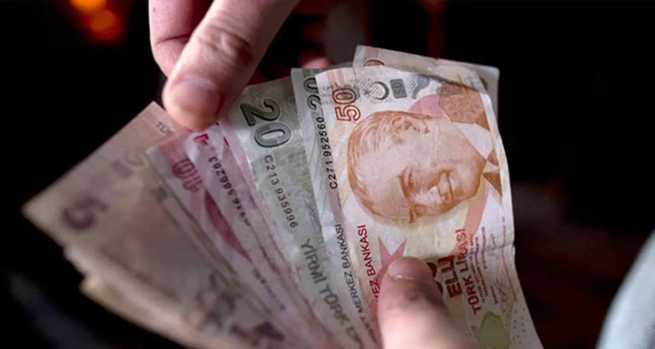 <p>Kimler yararlanabilir?<br />
<br />
Bu kampanyalar genellikle yeni müşterilere özel olarak sunuluyor. Bazı bankalar, faizsiz kredi başvurularını mobil uygulama üzerinden müşteri olma şartına bağlayarak kabul ediyor.<br />
<br />
Faizsiz krediler vatandaşlara nefes aldırıyor<br />
<br />
Faizsiz kredi limitlerinin artırılması, özellikle yüksek faiz oranlarından etkilenen vatandaşlar için önemli bir nefes alma fırsatı sunuyor. Bankaların bu kampanyaları, acil nakit ihtiyacını karşılamanın yanı sıra, bayram öncesinde yaşam kalitesini artıracak önemli finansal adımlar arasında yer alıyor.<br />
<br />
Detaylı bilgi ve başvuru için ilgili bankaların resmi web siteleri ve mobil uygulamaları ziyaret edilebilir.</p>