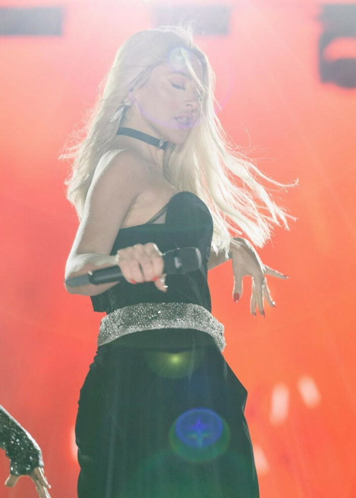 hadise-derin-gogus-dekolteli-sahne-kiyafetiyle-yakti-gecti-alev-ald_52d90896