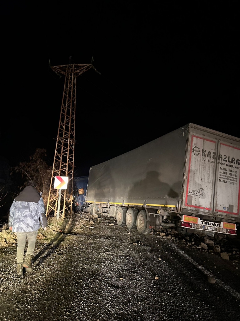 Artvin-Ardahan Kara Yolunda Heyelan Nedeniyle Ulaşım Tek şeritten ...