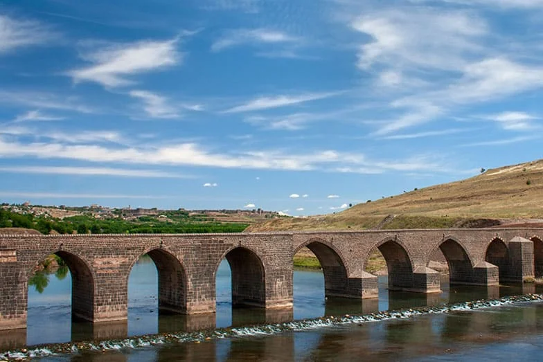 Dicle Nehri On Gözlü Köprü