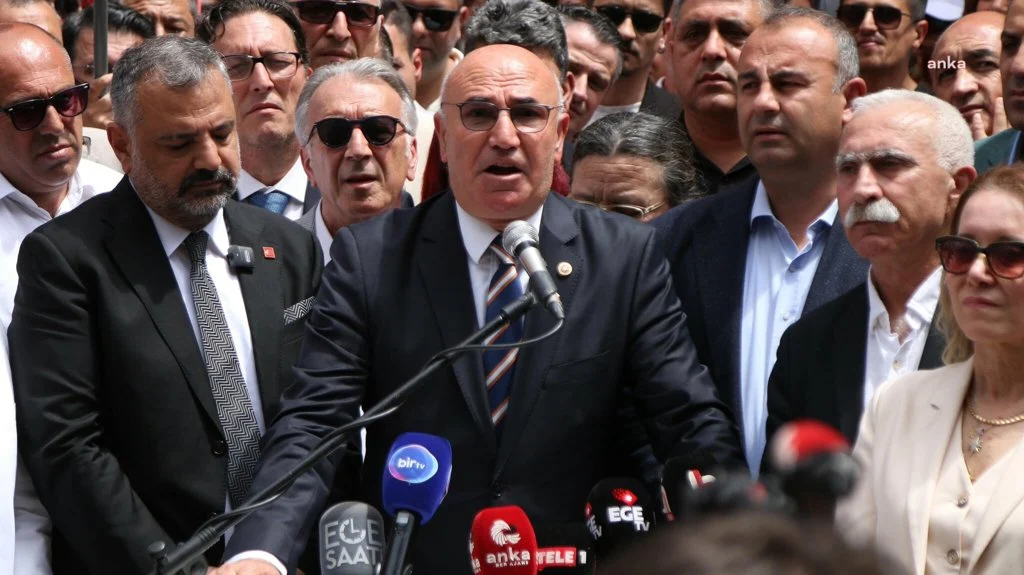 Ozgur Ozele Yapilan Saldiri Izmir De Protesto Edildi