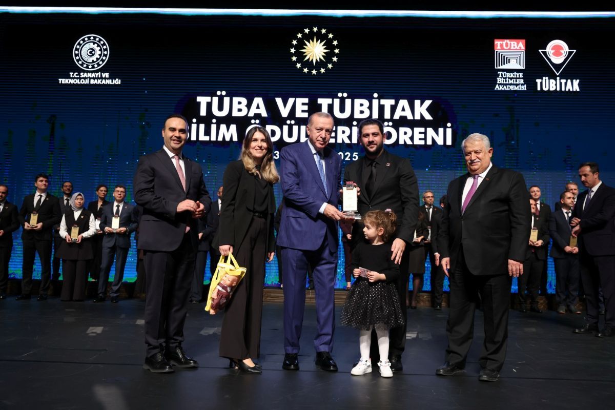Rizeli Bilim İnsanı Türkiye’nin “Nobel”i sayılan ödülü Cumhurbaşkanı Erdoğan’dan aldı