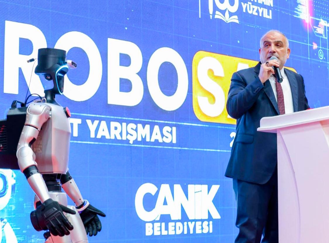 Sınava giren öğrencileri insansı robot karşıladı