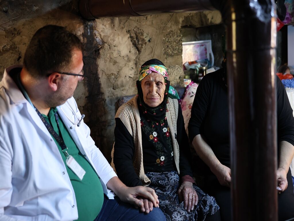 Rize'de 109 yaşındaki Sabriye Gündoğdu'ya yayla evinde muayene