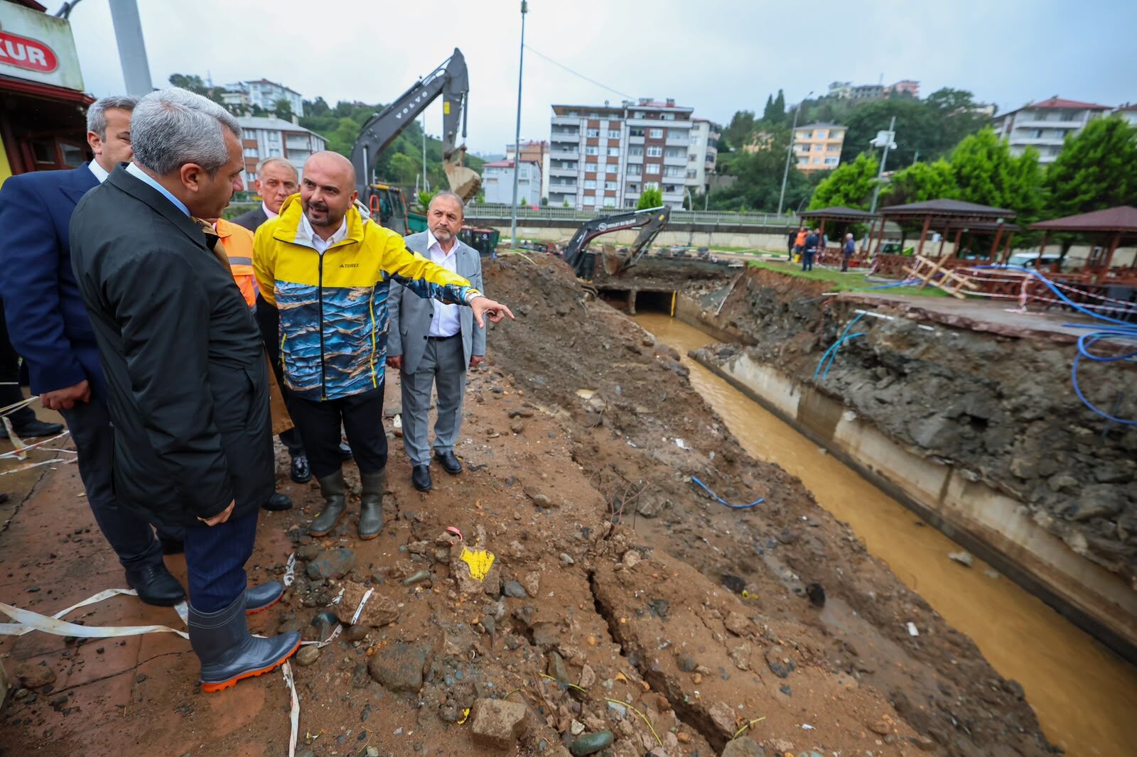Vali Baydaş İyidere’de Afette Tıkanan Menfezleri İnceledi