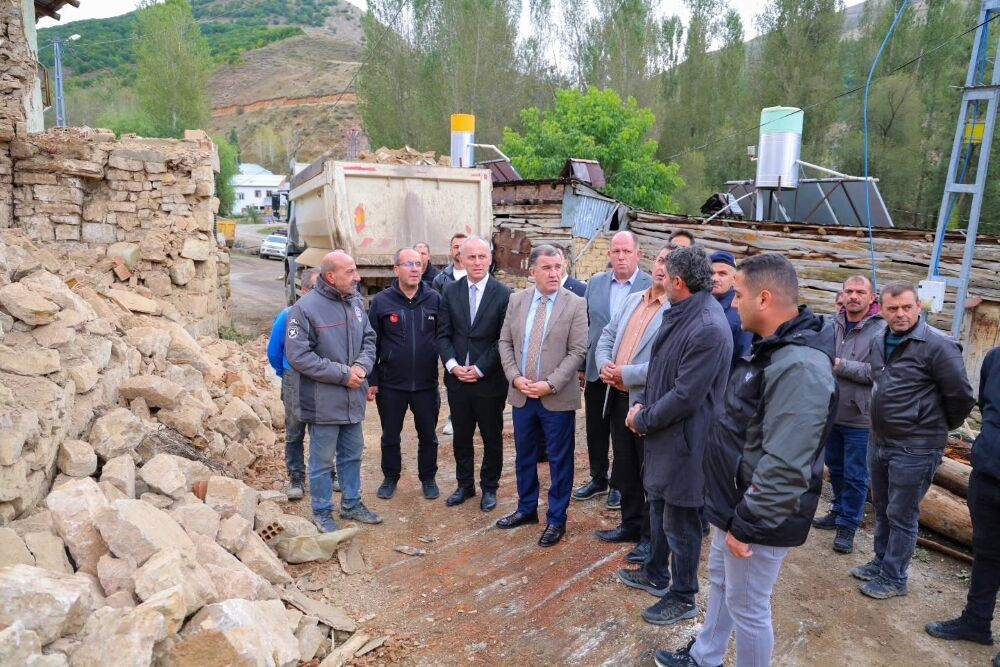 Bayburt Valisi Eldivan, yangında zarar gören evlerle ilgili çalışmaları inceledi