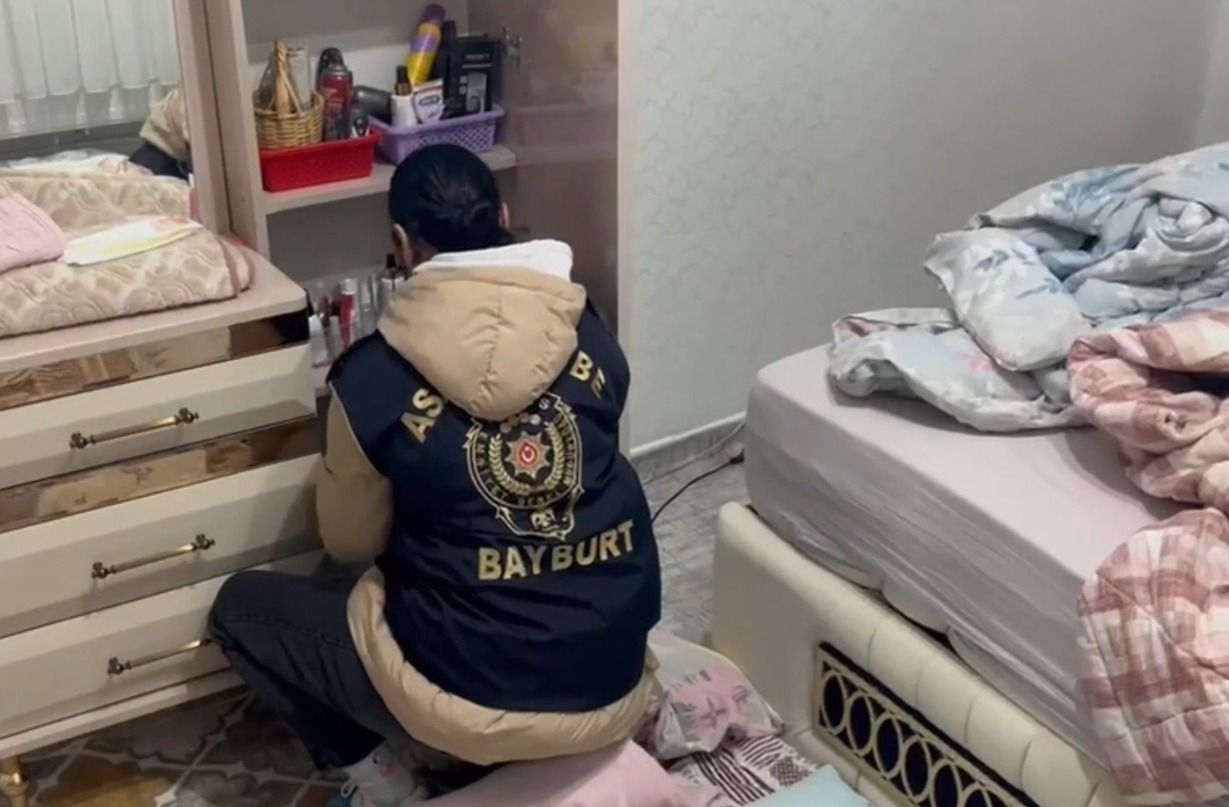 Bayburt'ta kuyumcuyu 130 bin TL dolandıran 4 şüpheli Gaziantep'te yakalandı