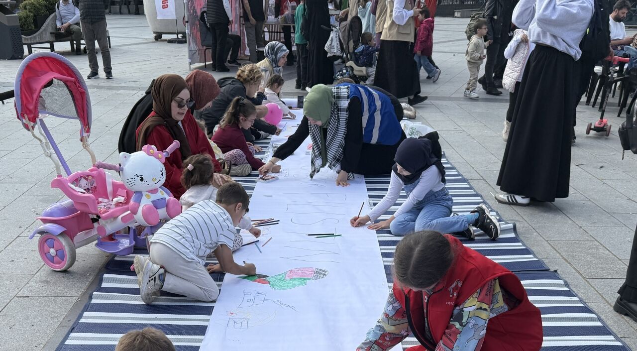 Rize'de çocuklar Filistinli akranları için resim çizdi