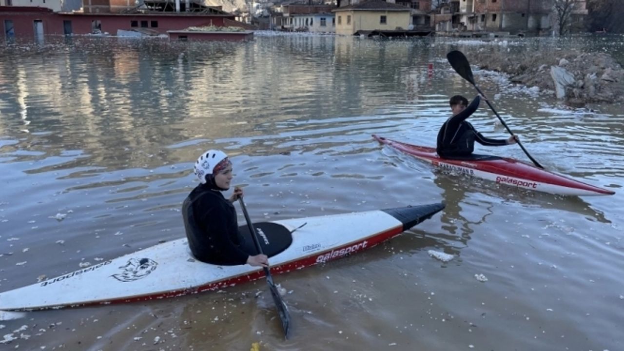 Büyük kısmı su altında kalan eski Yusufeli ilçe merkezinde kanocular antrenman yapıyor