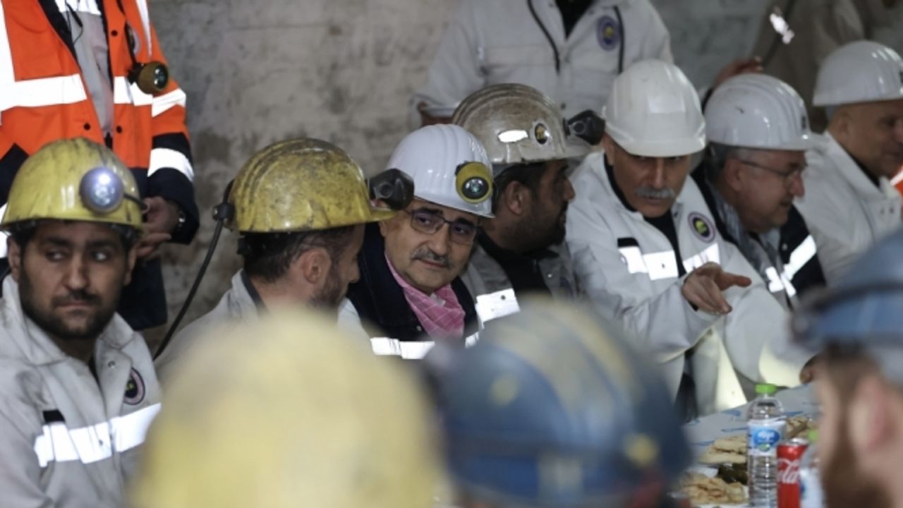 Enerji ve Tabii Kaynaklar Bakanı Dönmez, Zonguldak'ta madencilerle iftar yaptı: