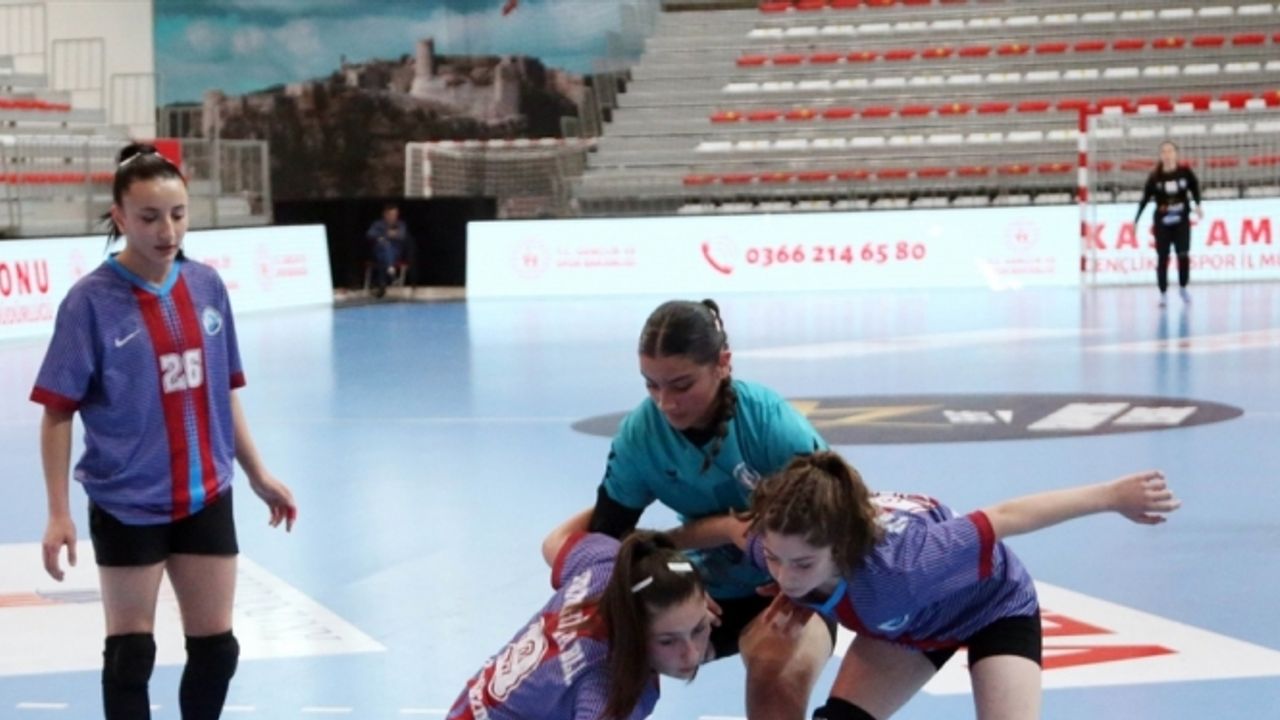 Hentbolda Yıldız Kızlar Türkiye Şampiyonası Kastamonu'da sürüyor