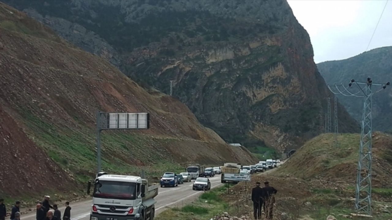 Heyelan nedeniyle kapanan Artvin-Ardanuç kara yolu ulaşıma açıldı