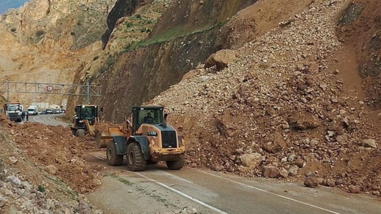 Heyelan nedeniyle kapanan Artvin-Ardanuç kara yolu ulaşıma açıldı