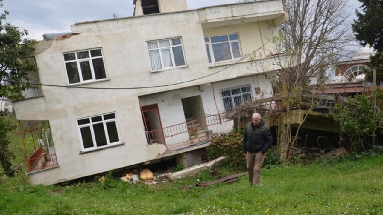 Ordu'da heyelan nedeniyle bir bina yan yattı