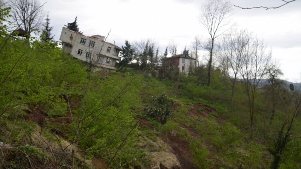 Ordu'da heyelan nedeniyle bir bina yan yattı