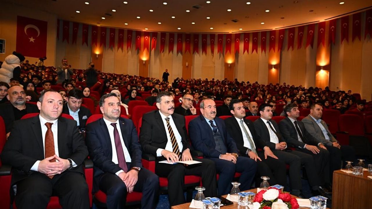 Erzurum Valisi Çiftçi, "Dilimiz Kimliğimizdir" Konferansına Katıldı