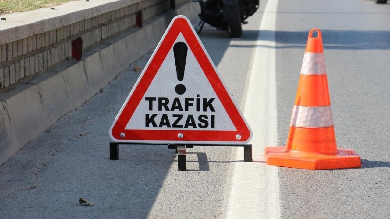 Samsun'da otomobilin tırın dorsesine çarptığı kazada 4 kişi yaralandı