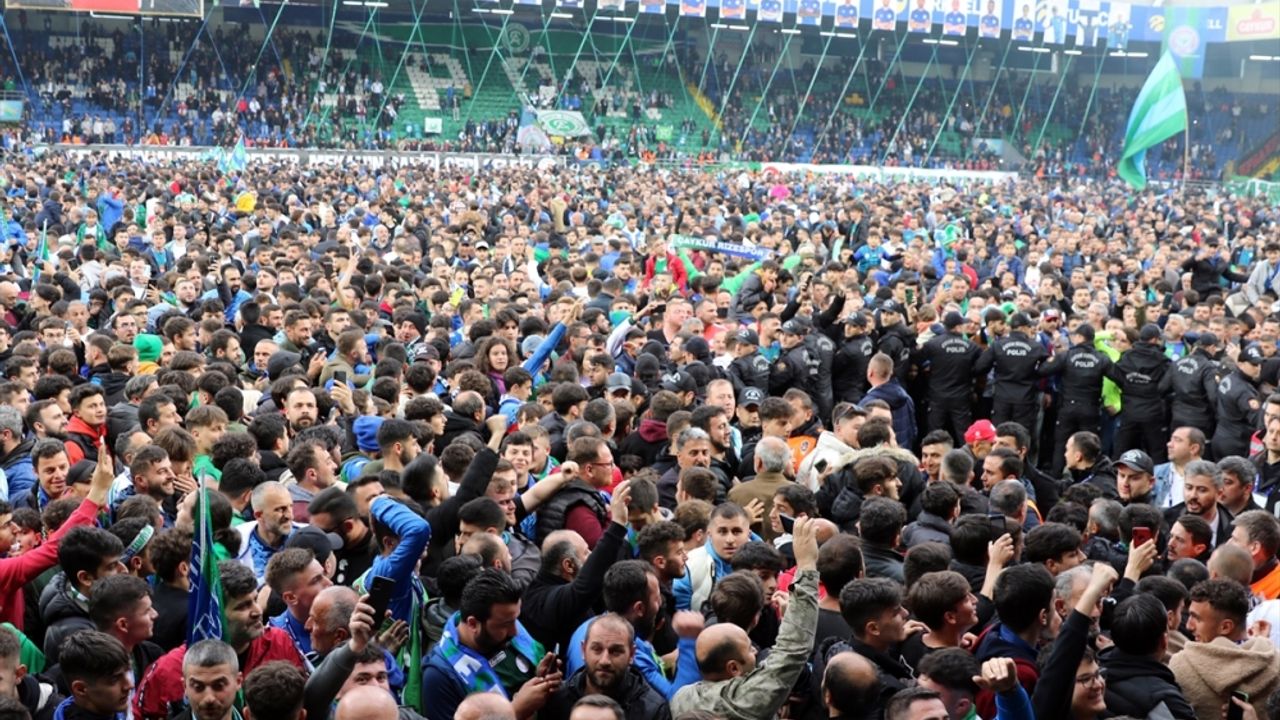 Çaykur Rizespor taraftarları yeniden Süper Lig'e yükselmeyi kutladı