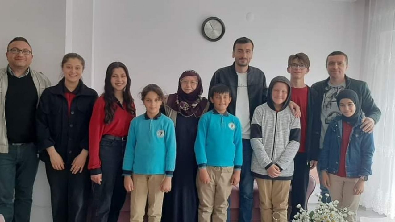 Hamamözü'nde ortaokul öğrencileri yaşlıları ziyaret etti