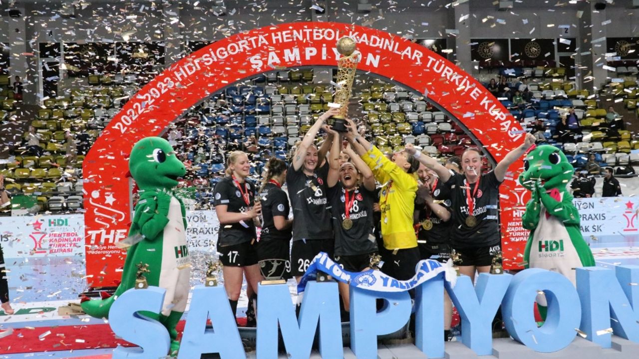 Hentbol Kadınlar Türkiye Kupası'nda Armada Praxis Yalıkavakspor şampiyon oldu
