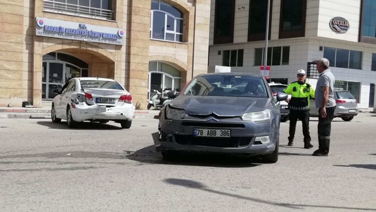 Karabük'te 2 otomobilin çarpıştığı kazada bir kişi yaralandı