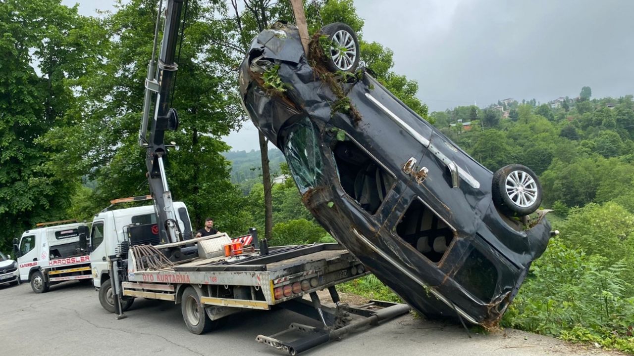 Rize'de şarampole yuvarlanan hafif ticari aracın sürücüsü yaralandı