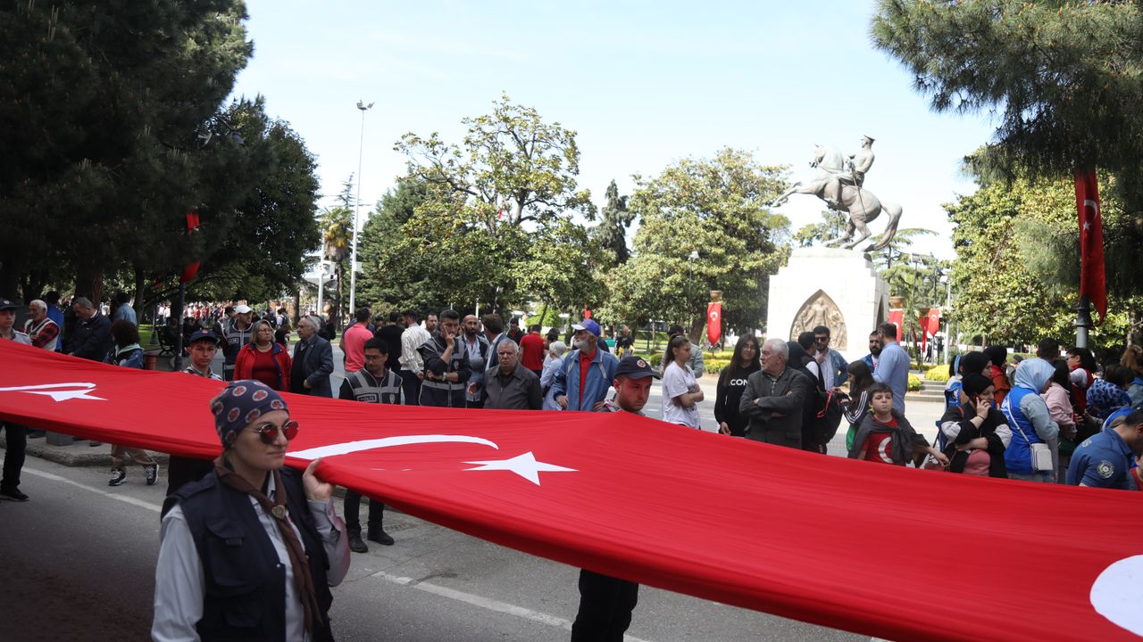 Samsun'da 1919 metrelik Türk bayrağıyla yürüyüş yapıldı