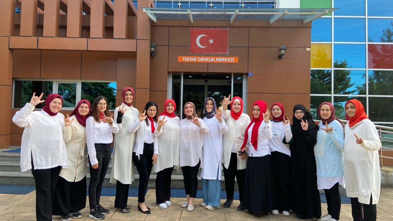 Samsun'da gençlik merkezi kursiyerleri "19 Mayıs Marşı"nı işaret diliyle okudu