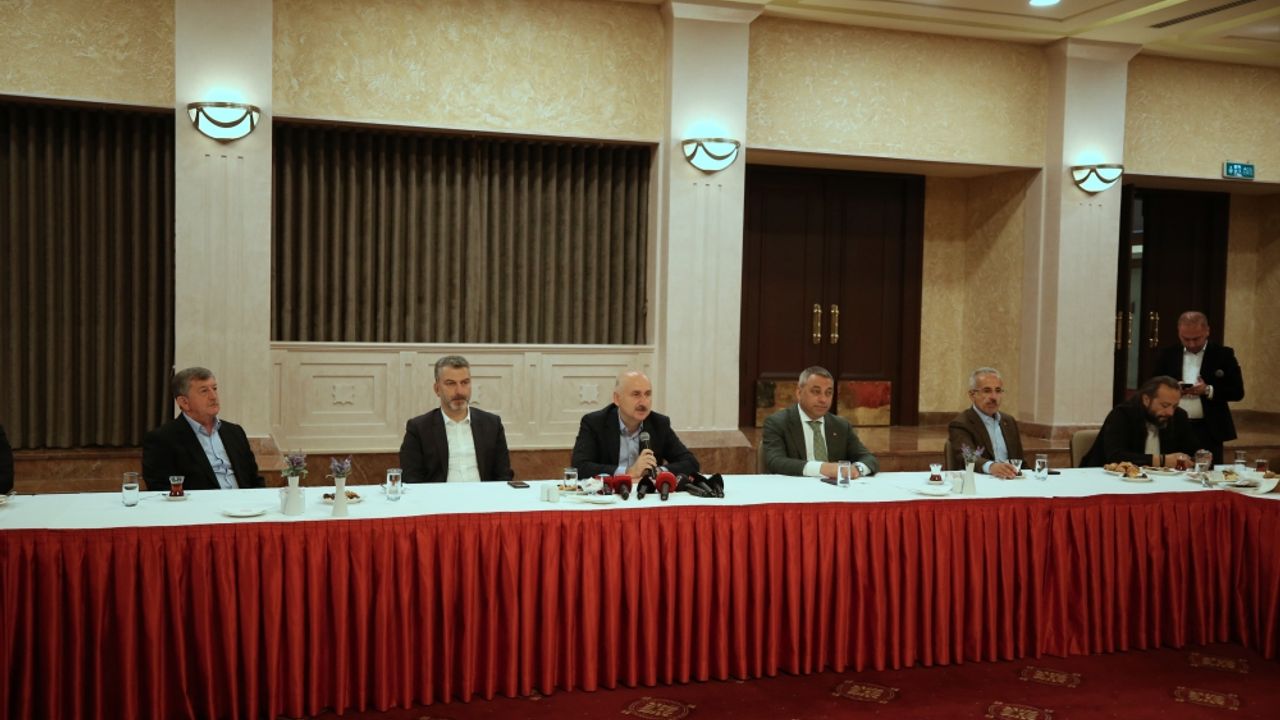 Ulaştırma ve Altyapı Bakanı Karaismailoğlu Trabzon'da gazetecilerle buluştu