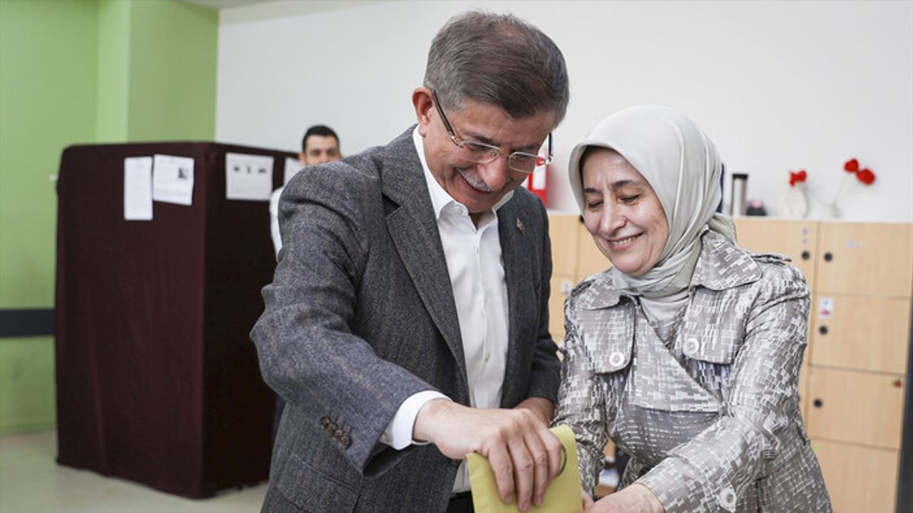 Gelecek Partisi Genel Başkanı Ahmet Davutoğlu oyunu Eyüpsultan'da kullandı