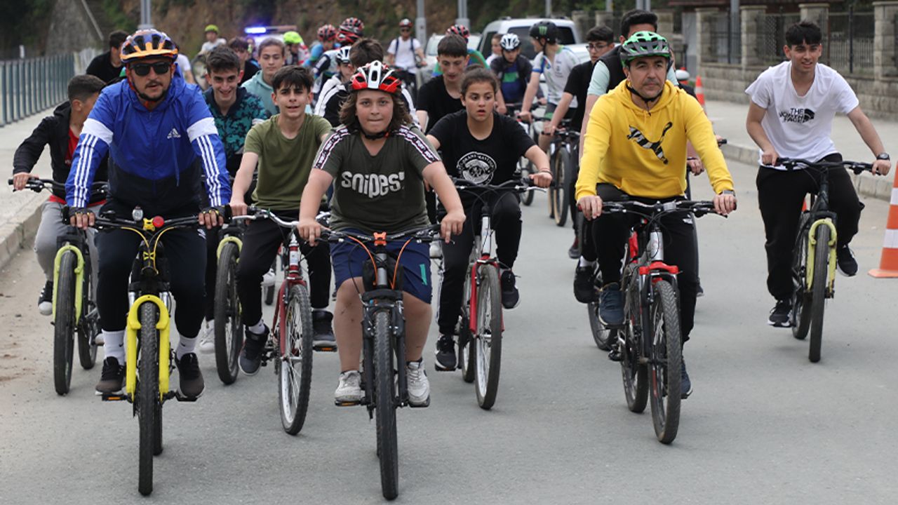 Bisiklet tutkunları "Sen de bisikletini al gel" etkinliğinde pedal çevirdi